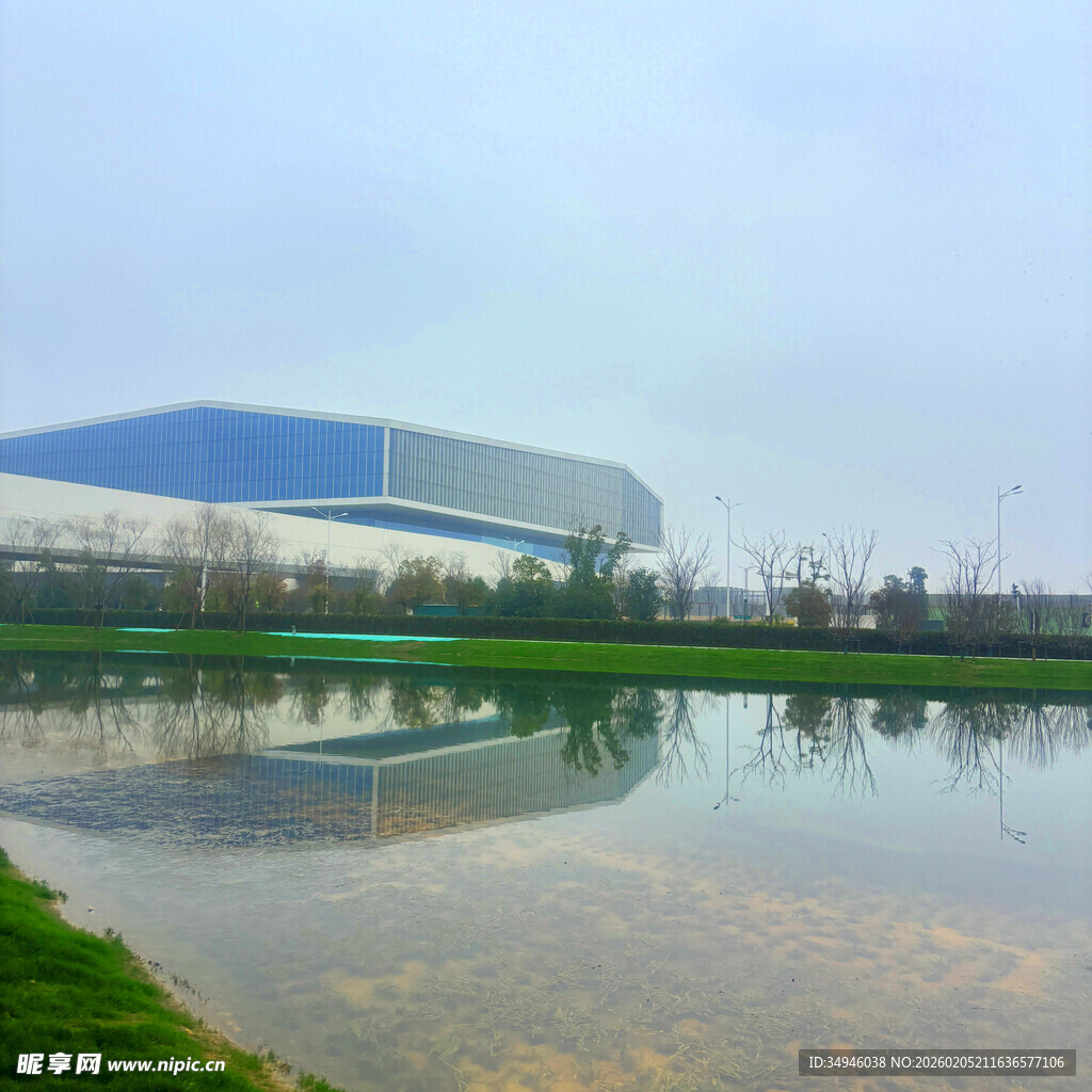 工厂旁平静水面的美丽景象