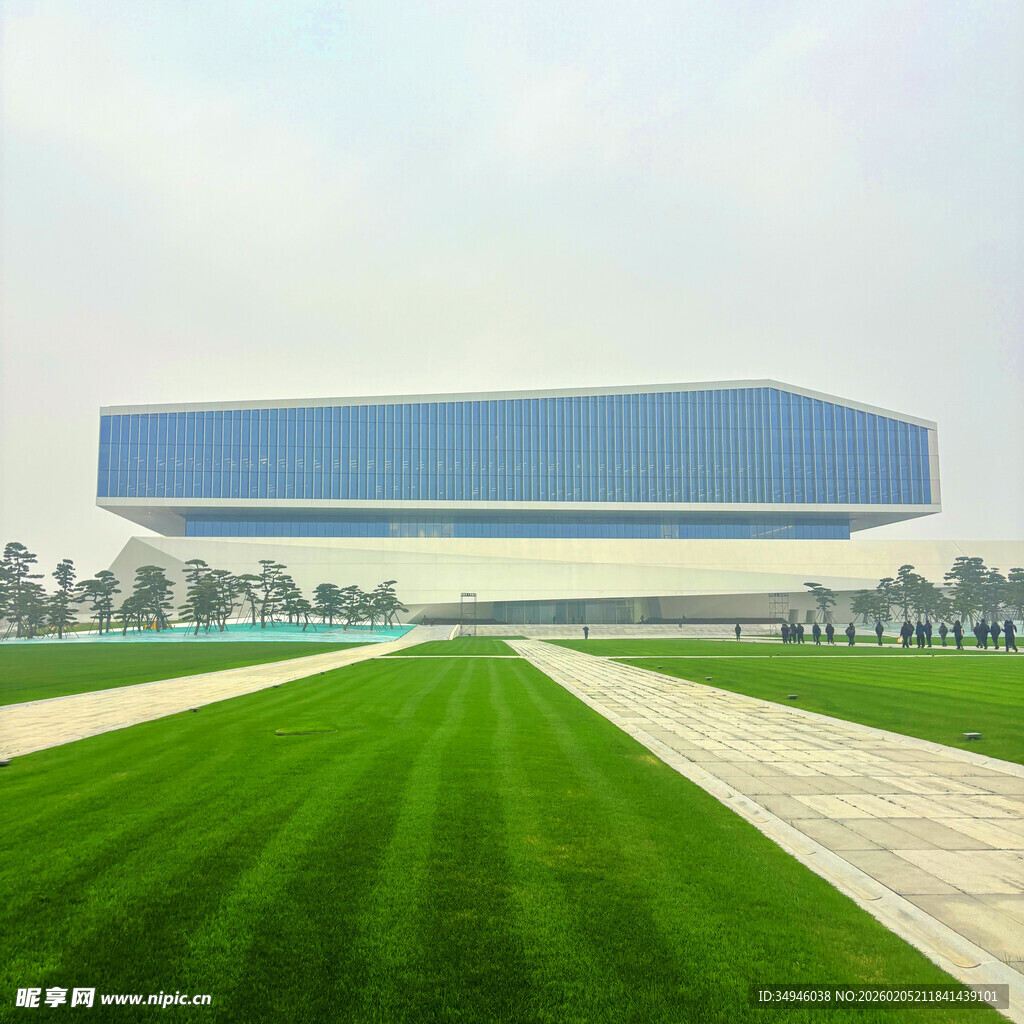 现代建筑前的翠绿草坪