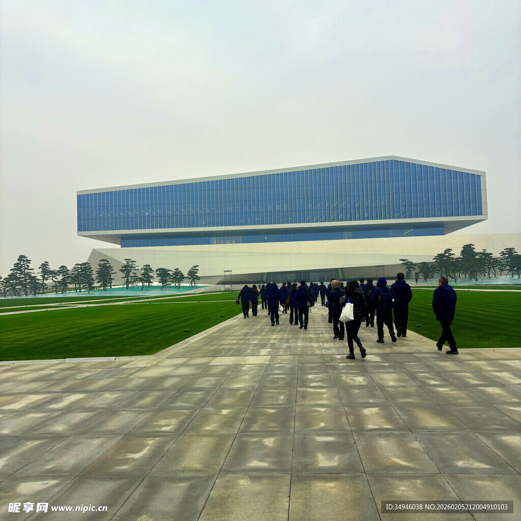 行人漫步于现代化建筑前