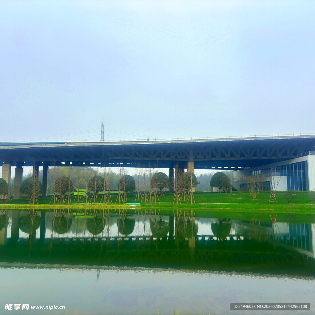 桥梁横跨绿水风景如画