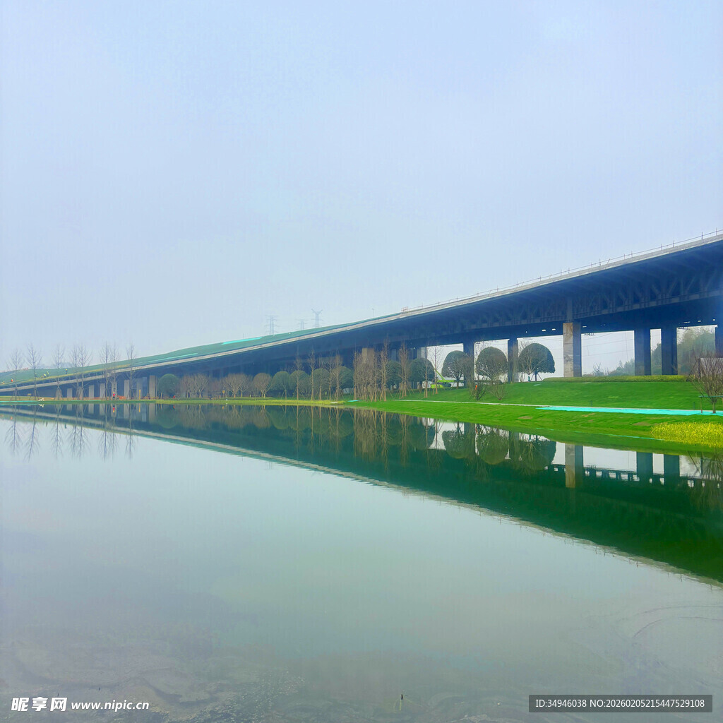 水上长桥倒影如画