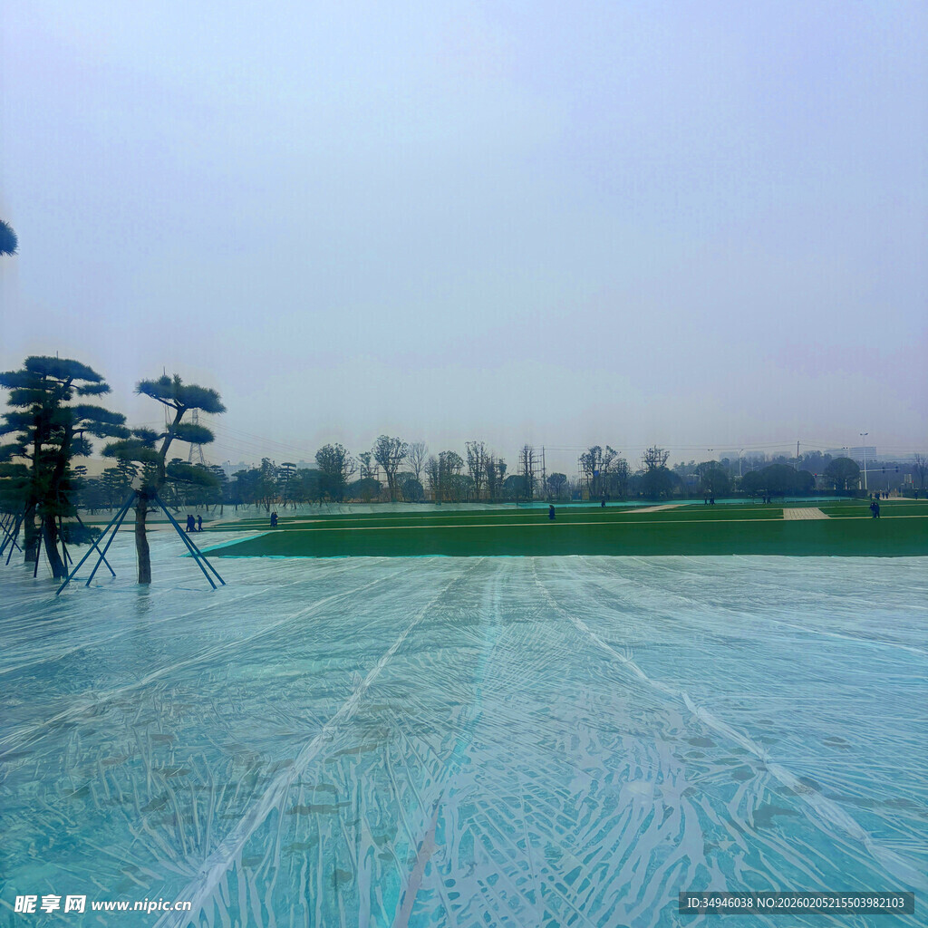 户外开阔的蓝色场地景观