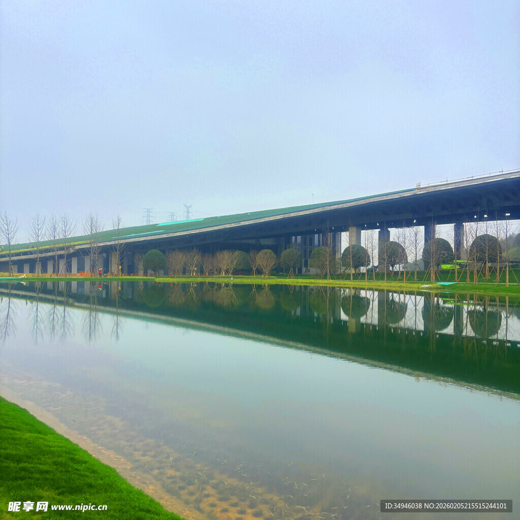河畔高架桥倒影美景