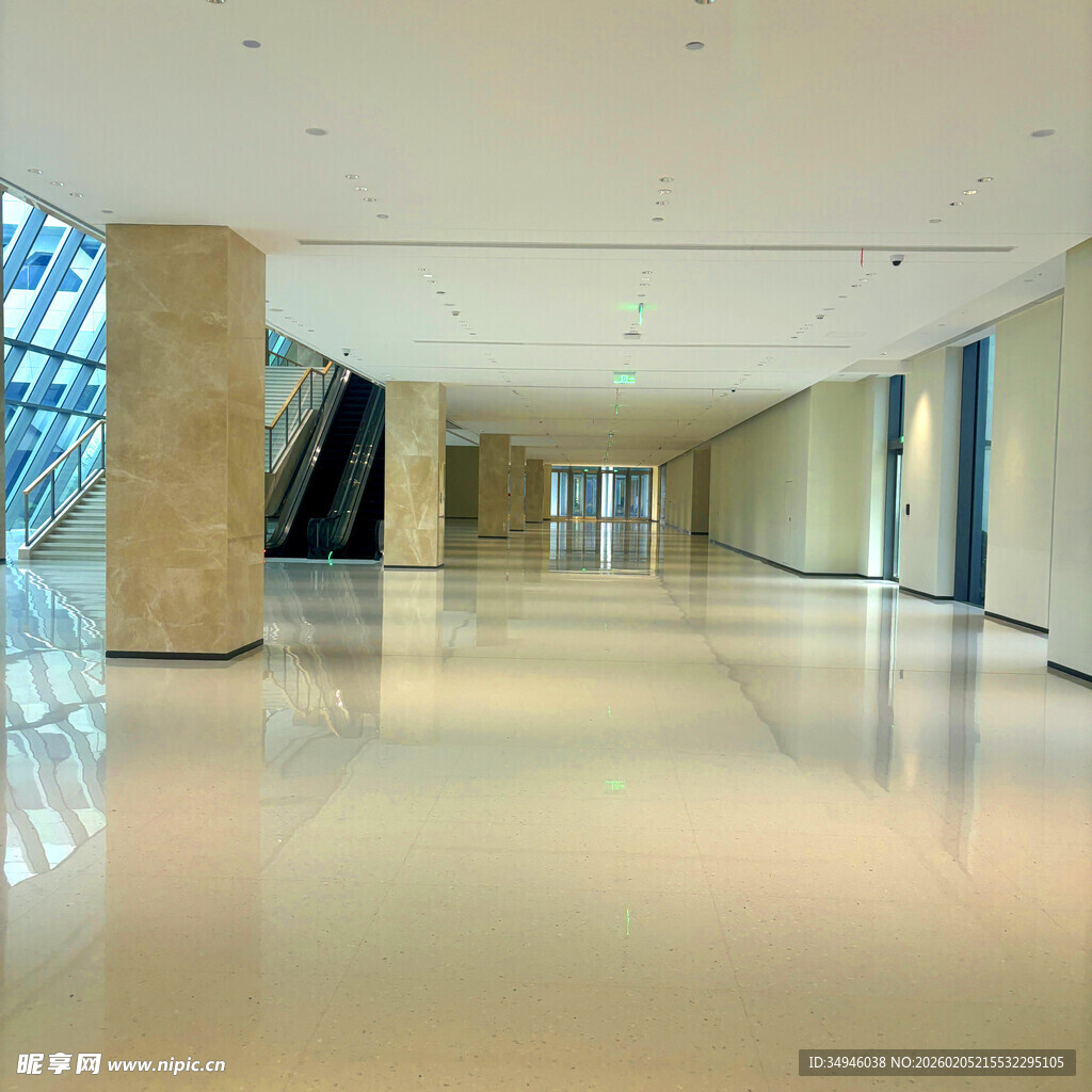 宽敞明亮的现代化室内走廊