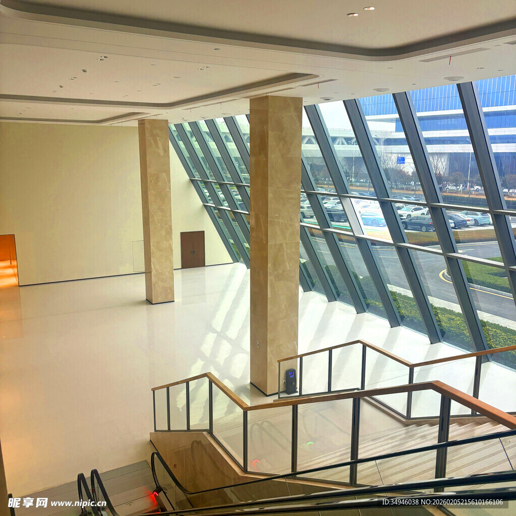 现代宽敞的玻璃大厅空间