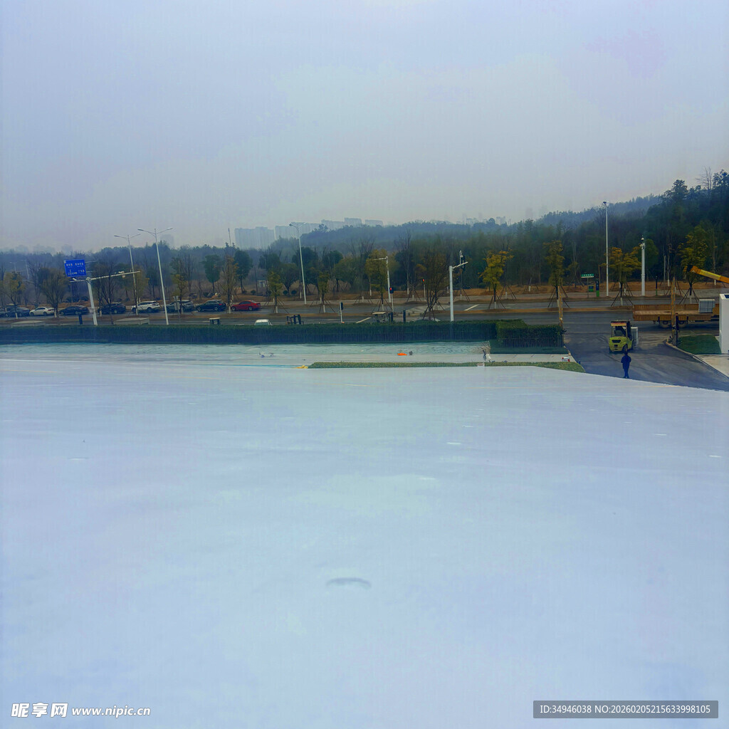 冬日冰封湖面与远处建筑