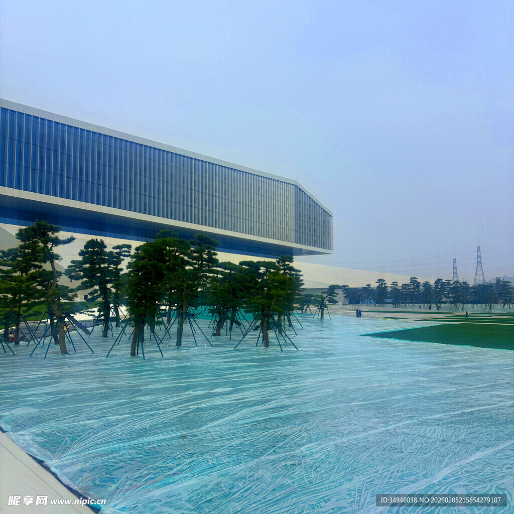 现代建筑前的开阔水景广场