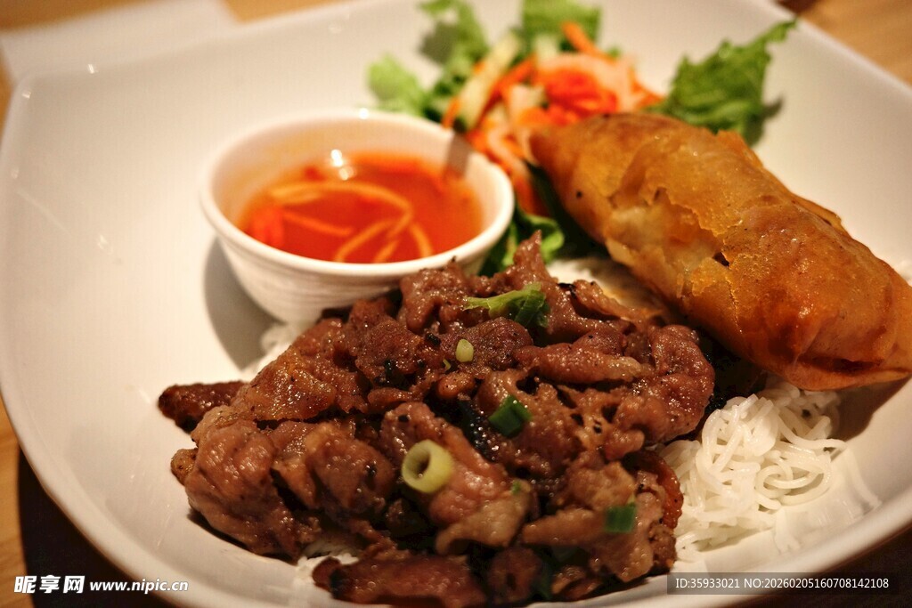 泰式牛肉配春卷