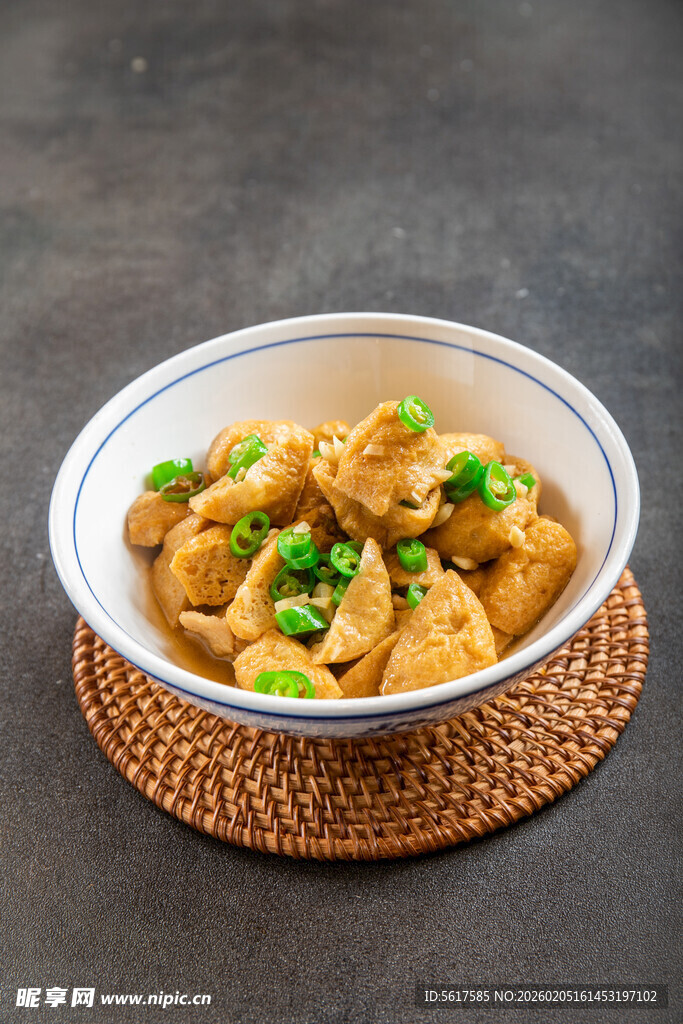 碗装美味豆腐配葱花