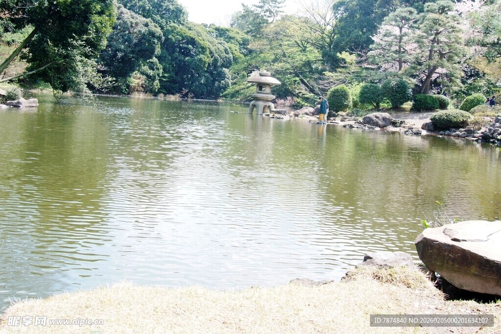 日本宁静湖畔风光