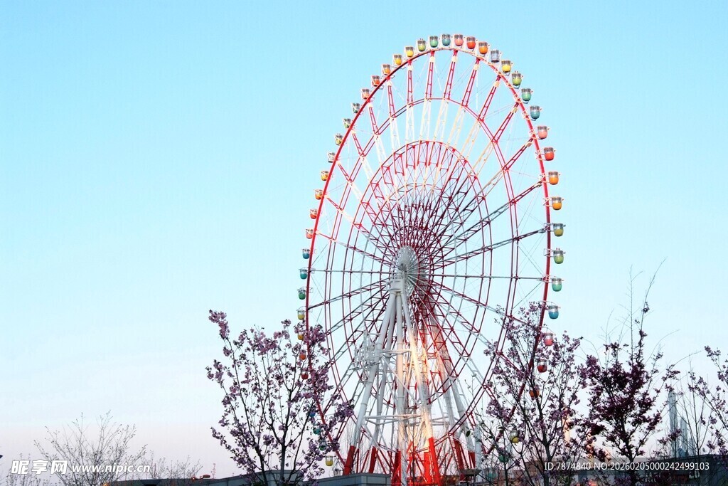 日本夕阳下的梦幻摩天轮