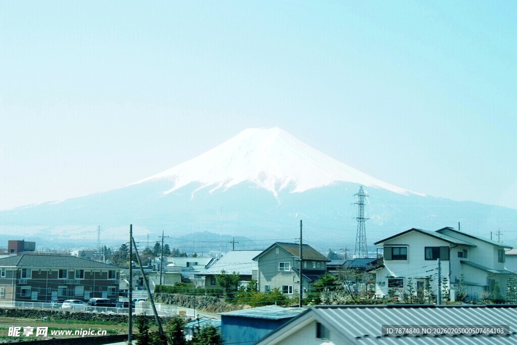 日本富士山下的城镇风光