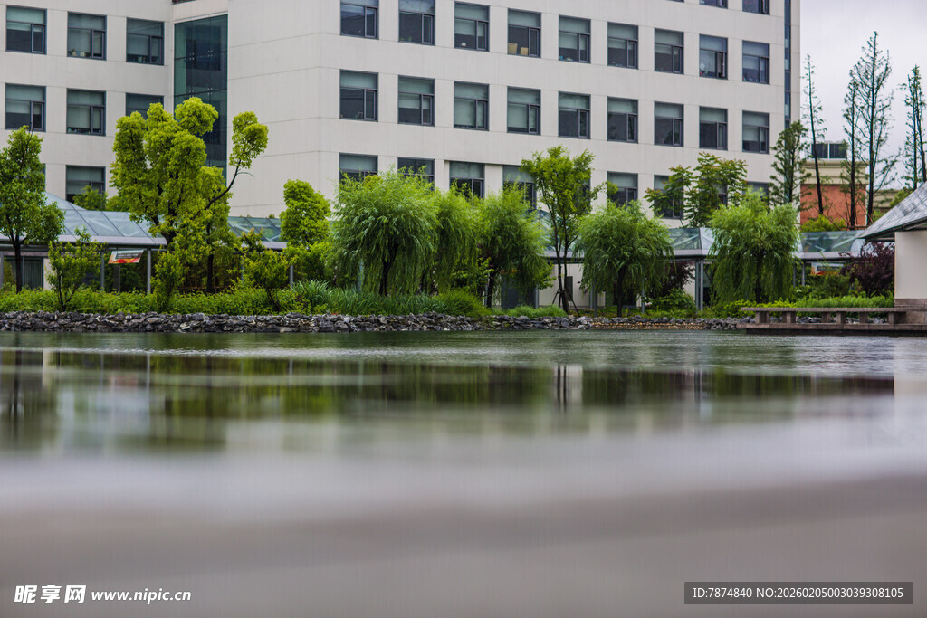 校园湖畔现代建筑景观