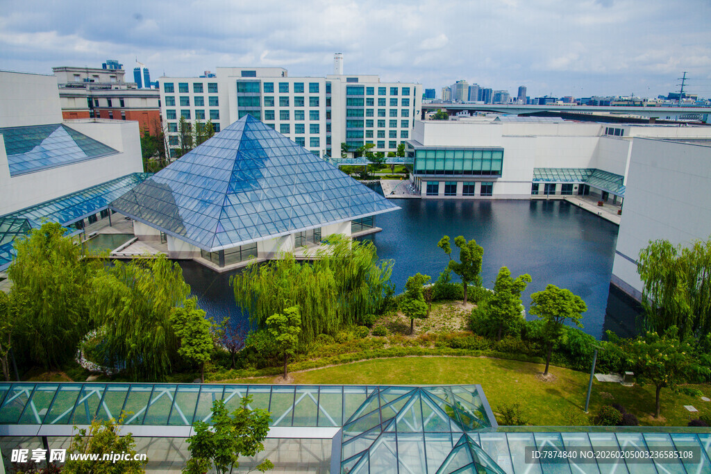 校园现代城市景观中的建筑与绿植