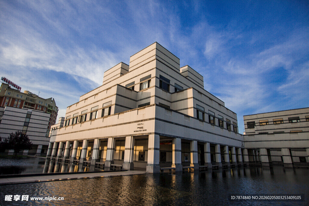 校园现代建筑外观与城市景观