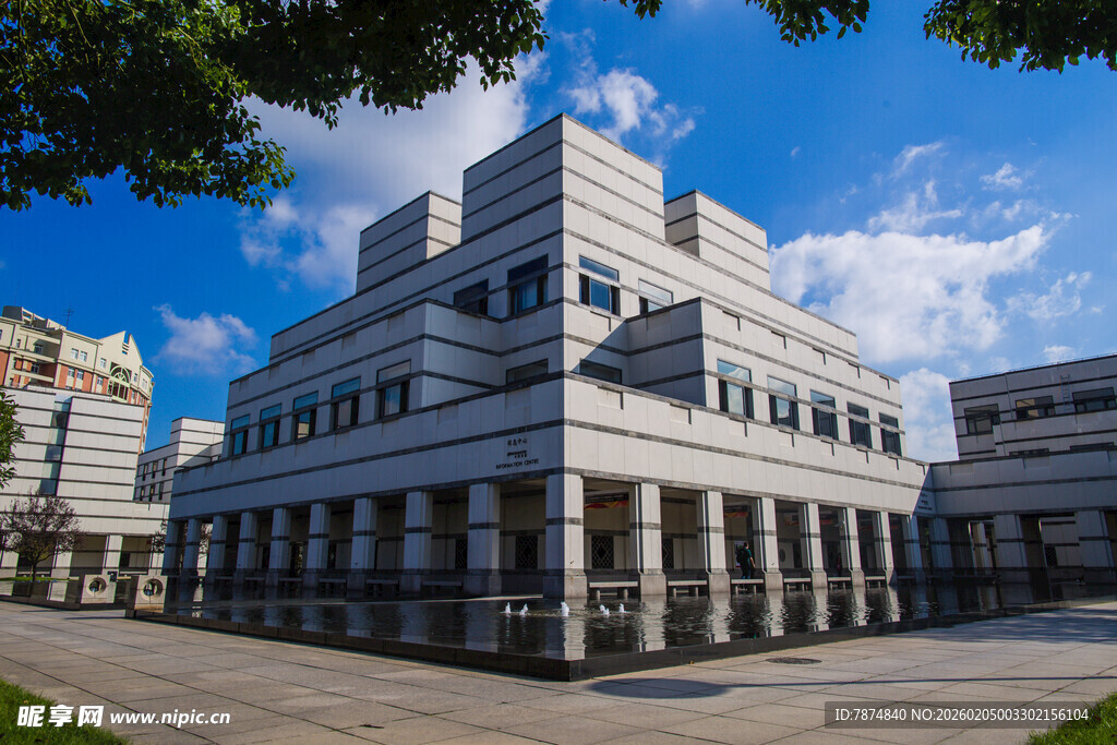 校园宏伟古典建筑外观