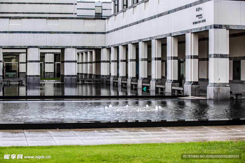 校园现代建筑前的喷泉景观