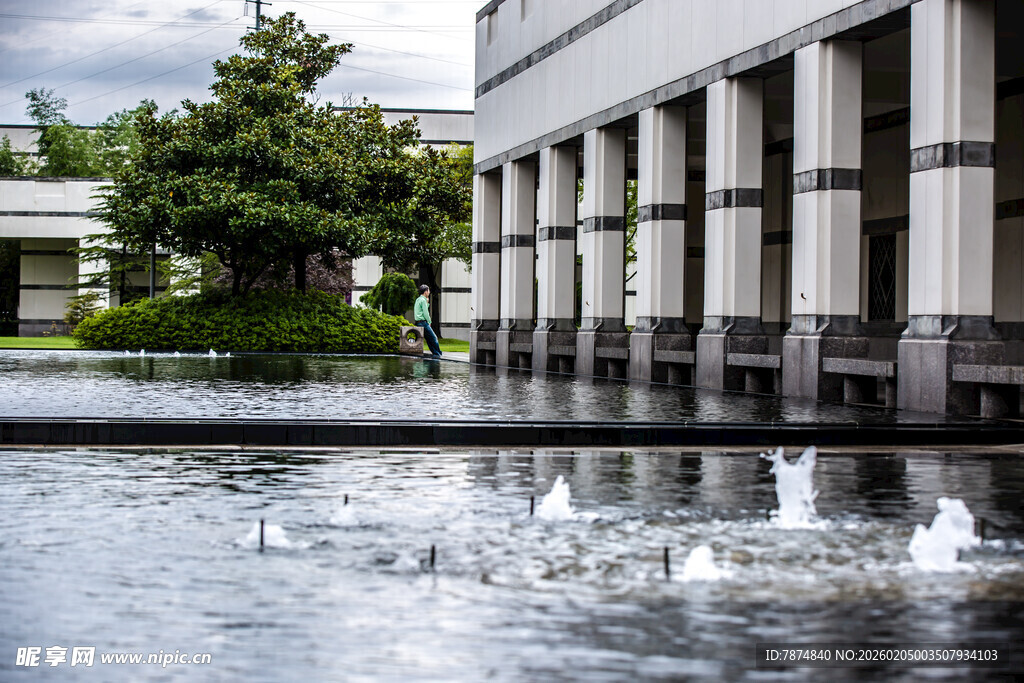 校园现代建筑前的喷泉景观