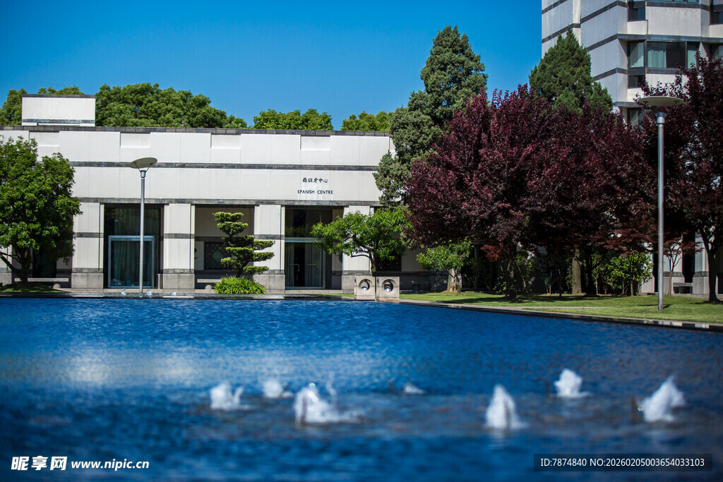 校园城市中美丽的喷泉景观