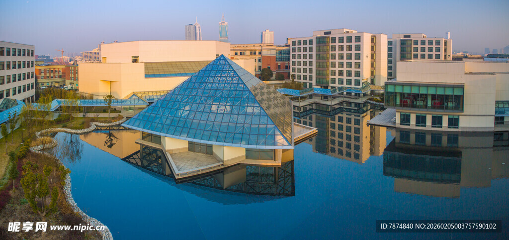 校园城市中独特的玻璃建筑景观