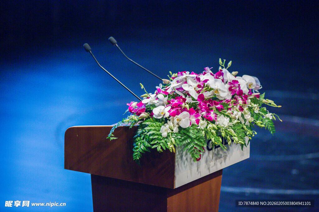 校园讲台上的缤纷花卉装饰