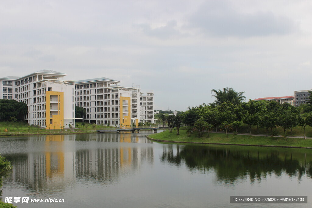 广医湖畔现代建筑群景观
