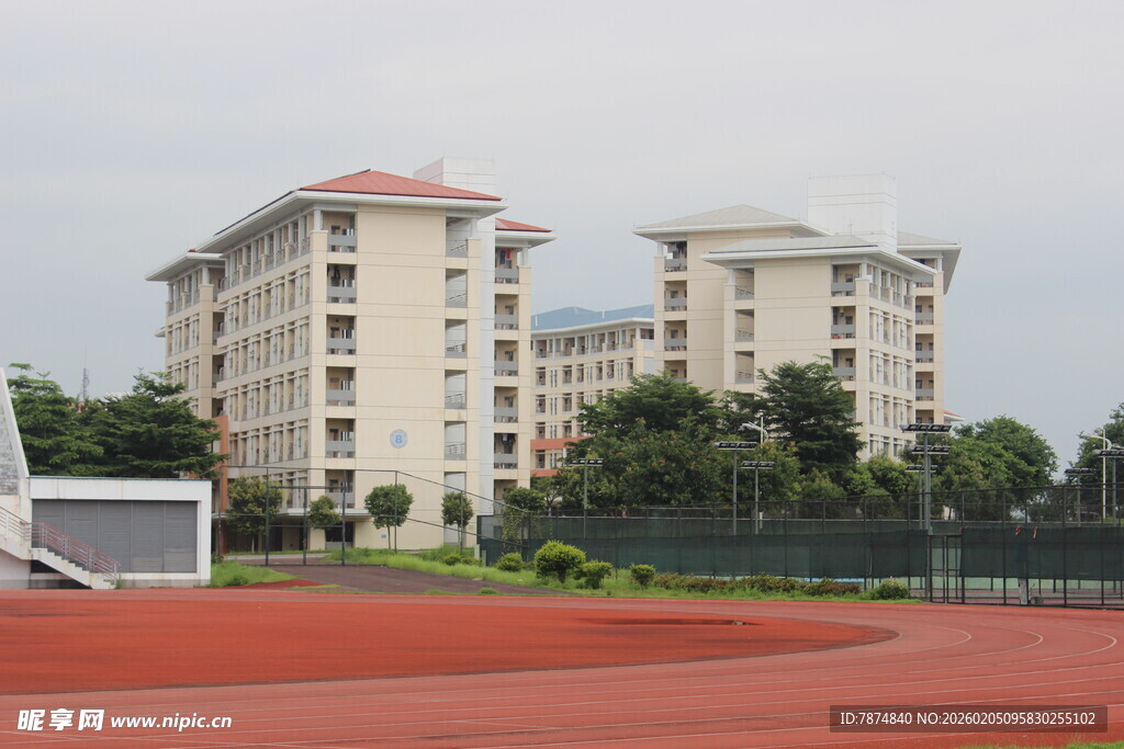广医校园跑道旁的两栋教学楼