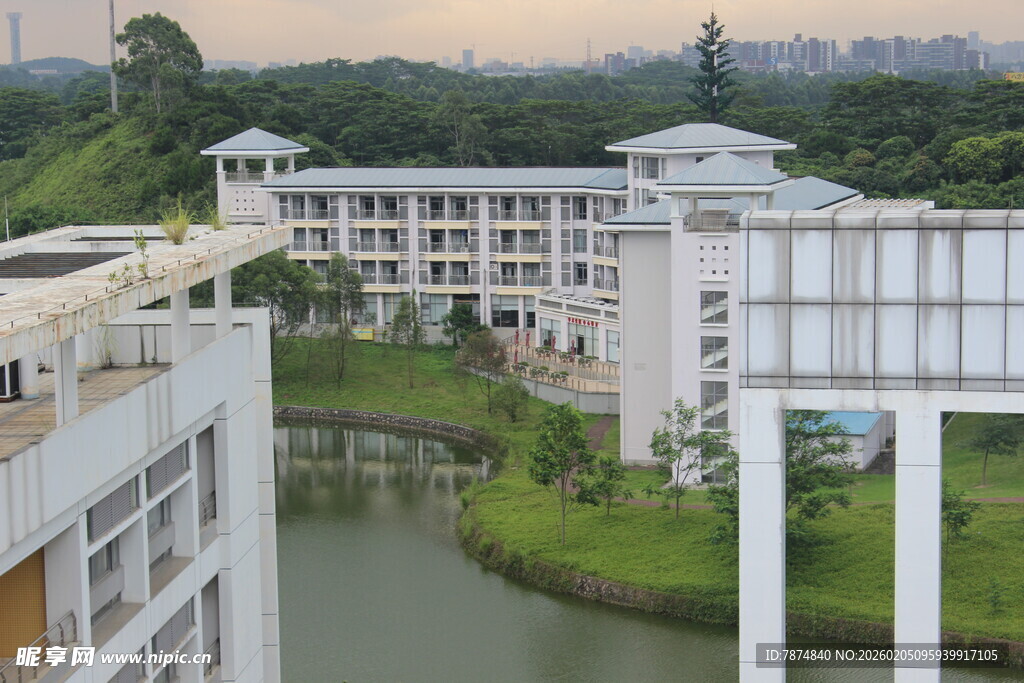 广医河畔白色建筑群景观
