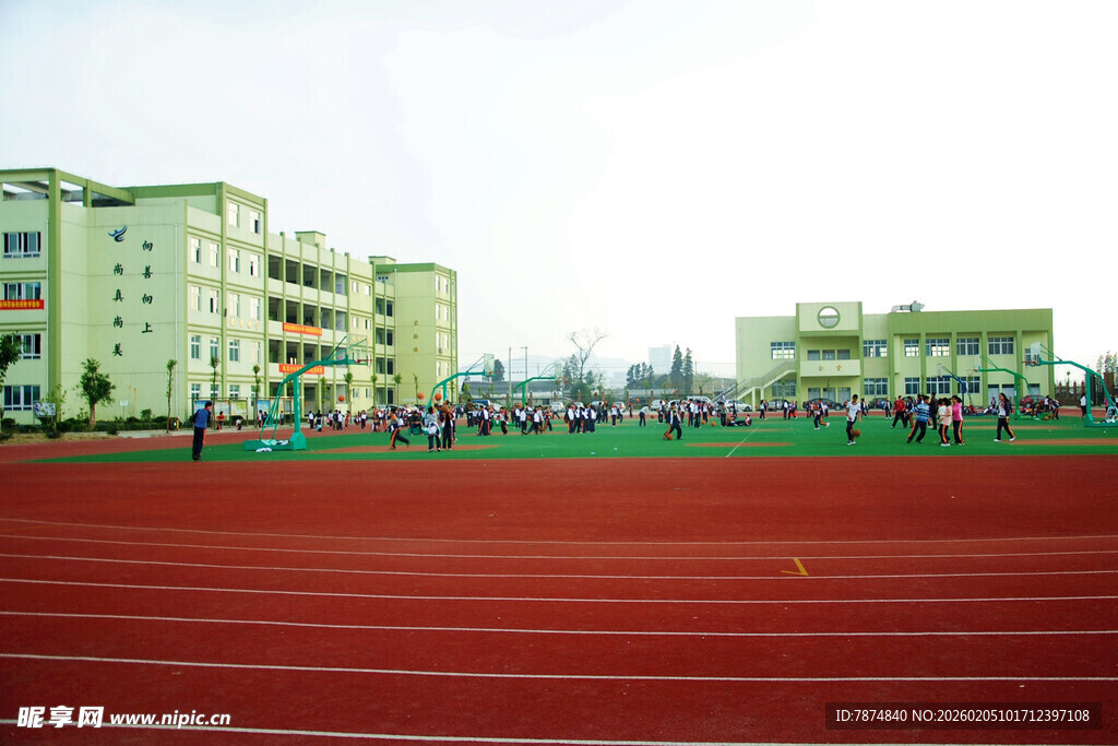 校园红色跑道与教学楼景观