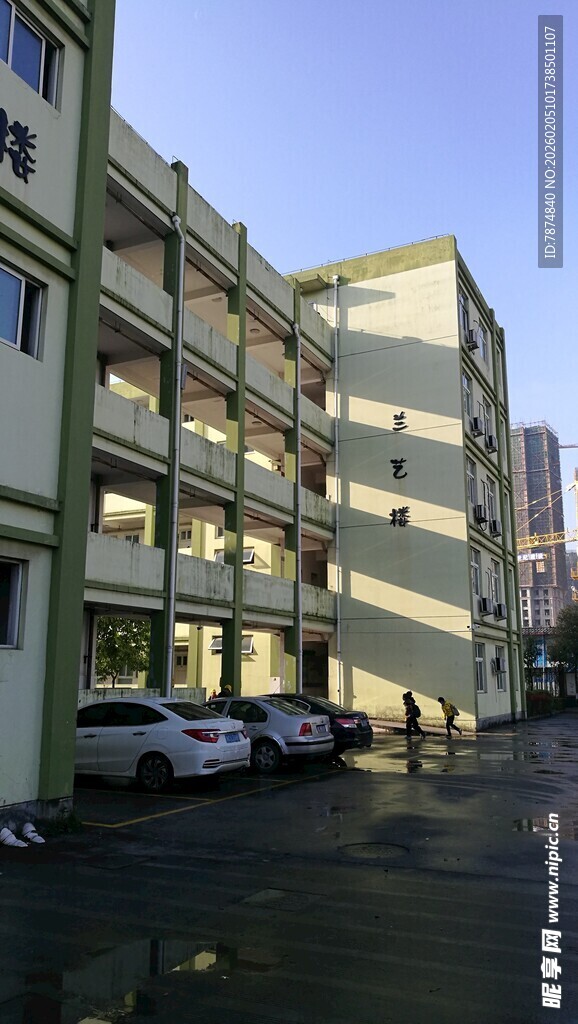 多层学院外观及停车区域