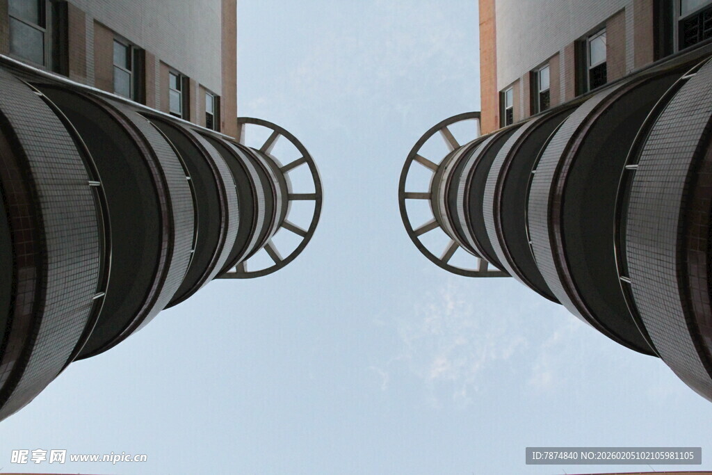 仰视现代建筑独特圆环结构