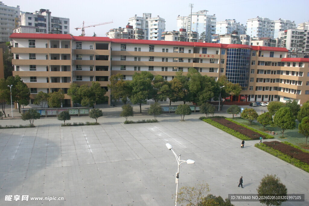 校园教学楼与开阔广场