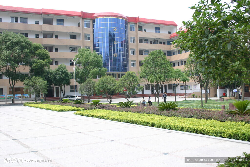 校园教学楼前的开阔景致