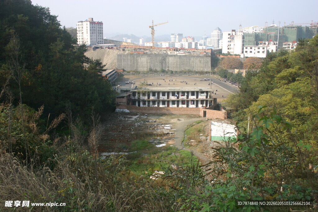 城市中荒废的建筑景观
