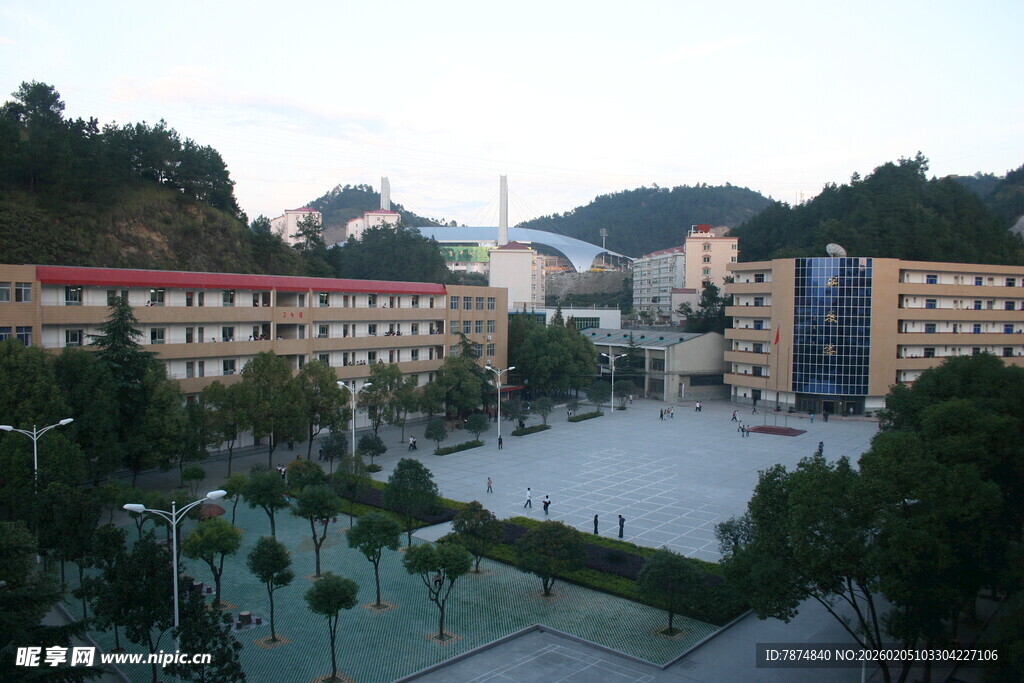 校园风景 远处山峦环绕