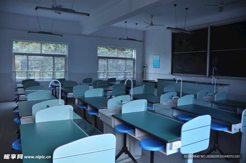 教室内部桌椅整齐摆放