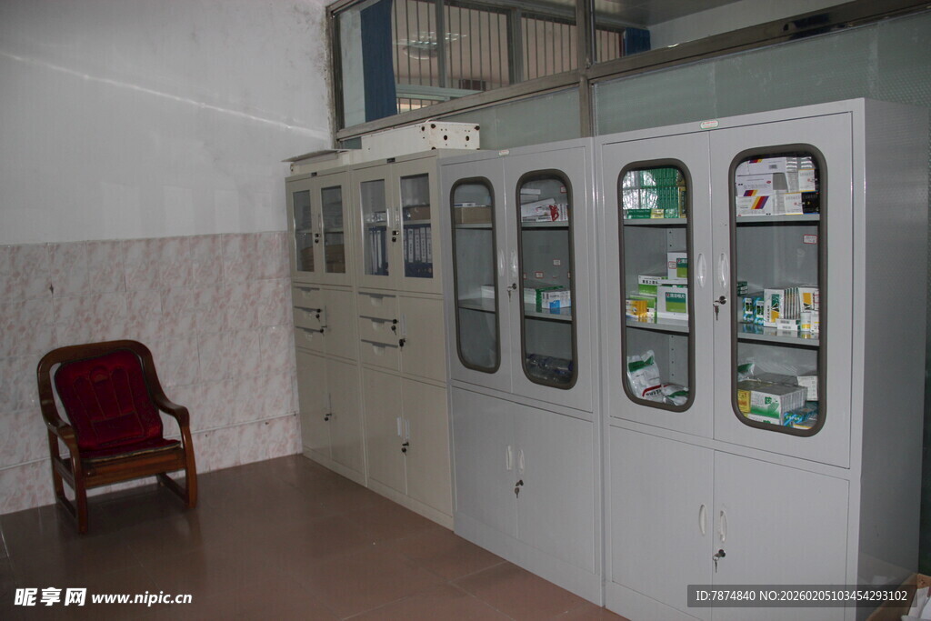 室内控制柜与一把红椅子