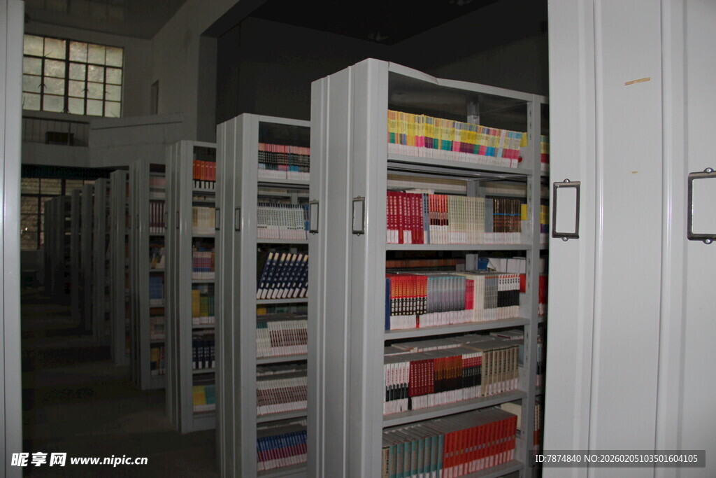 图书馆内的书架陈列