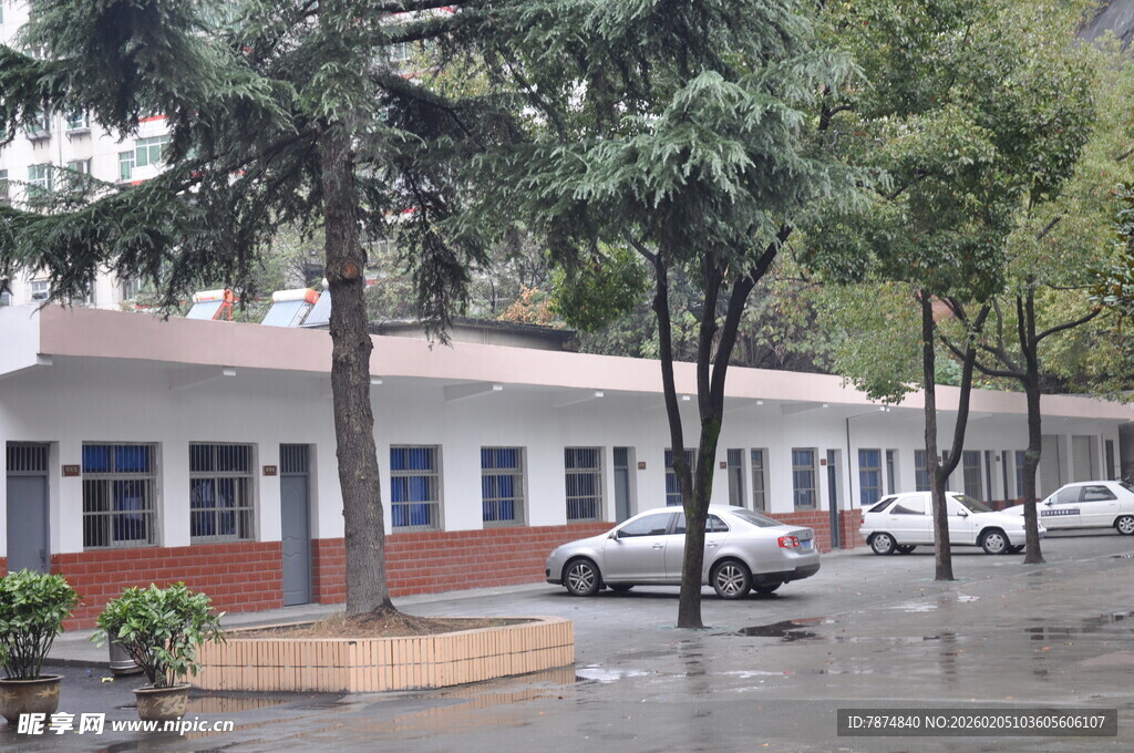 雨中校园建筑与停放车辆