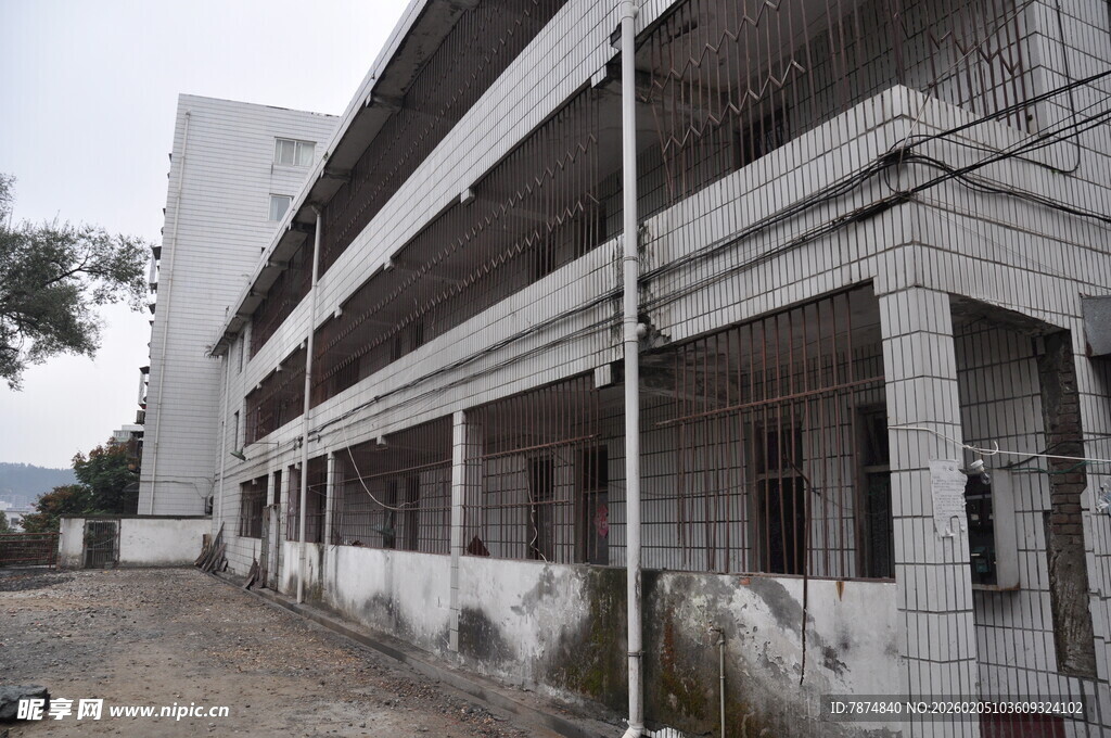 废弃多层建筑外观