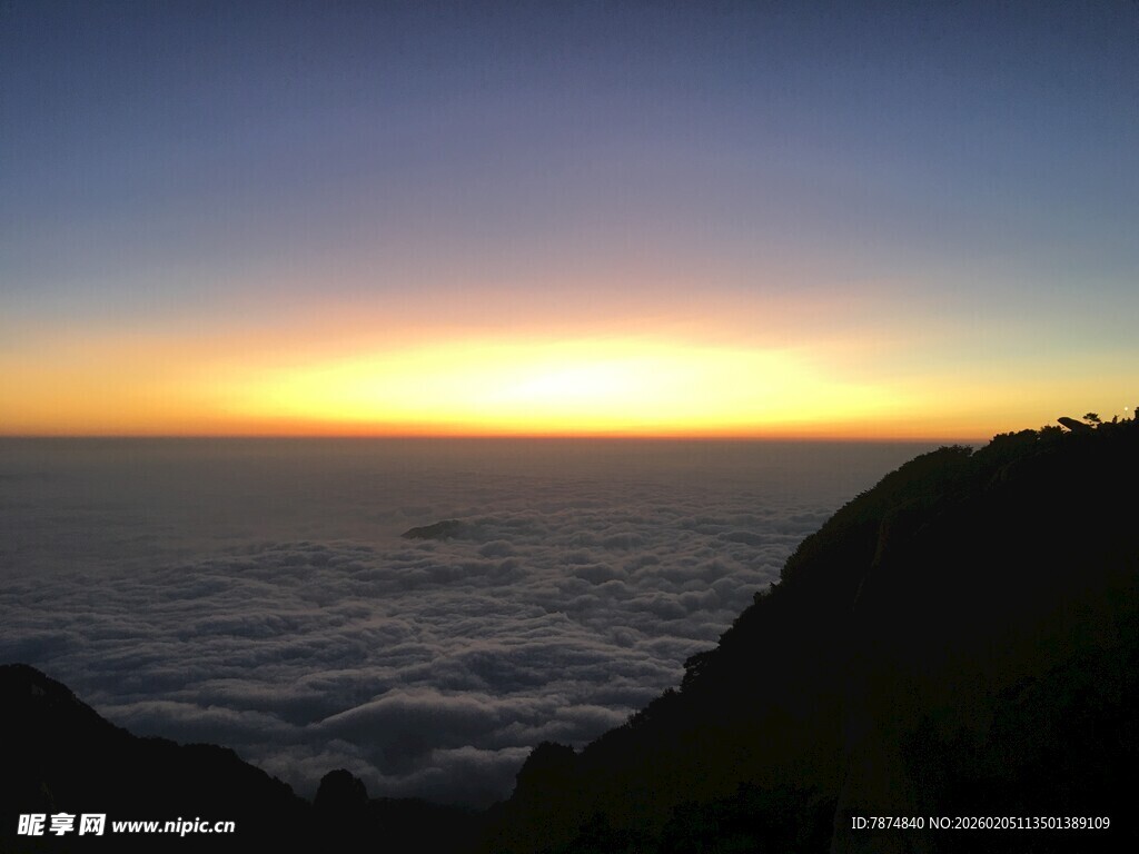 泰山云海之上的绚丽日出
