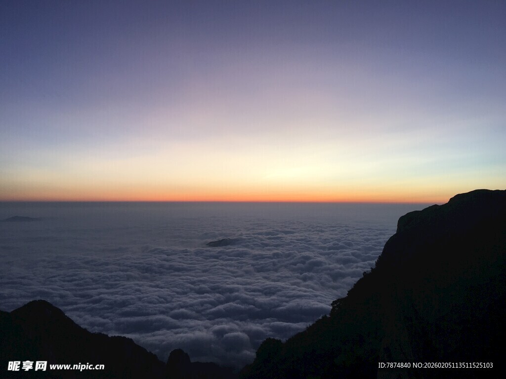 泰山云海之上的绚丽日出
