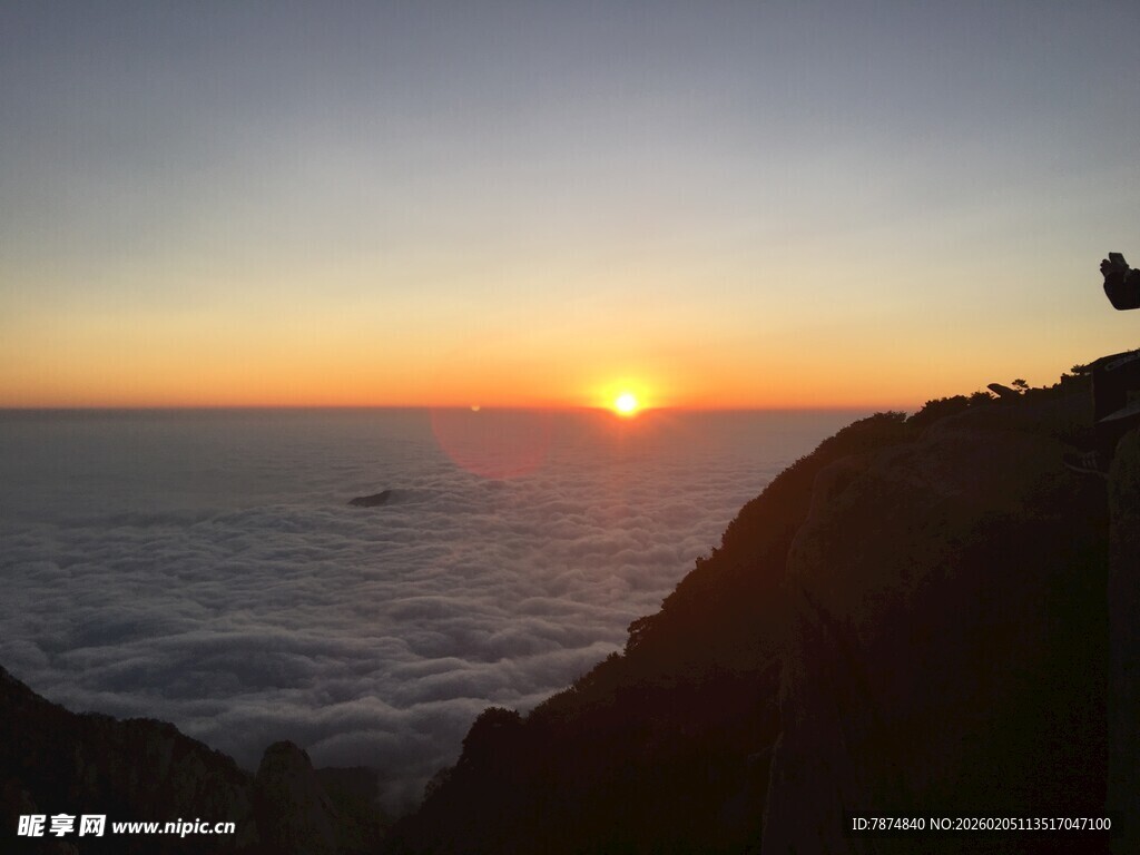 泰山山顶观日出的孤独身影