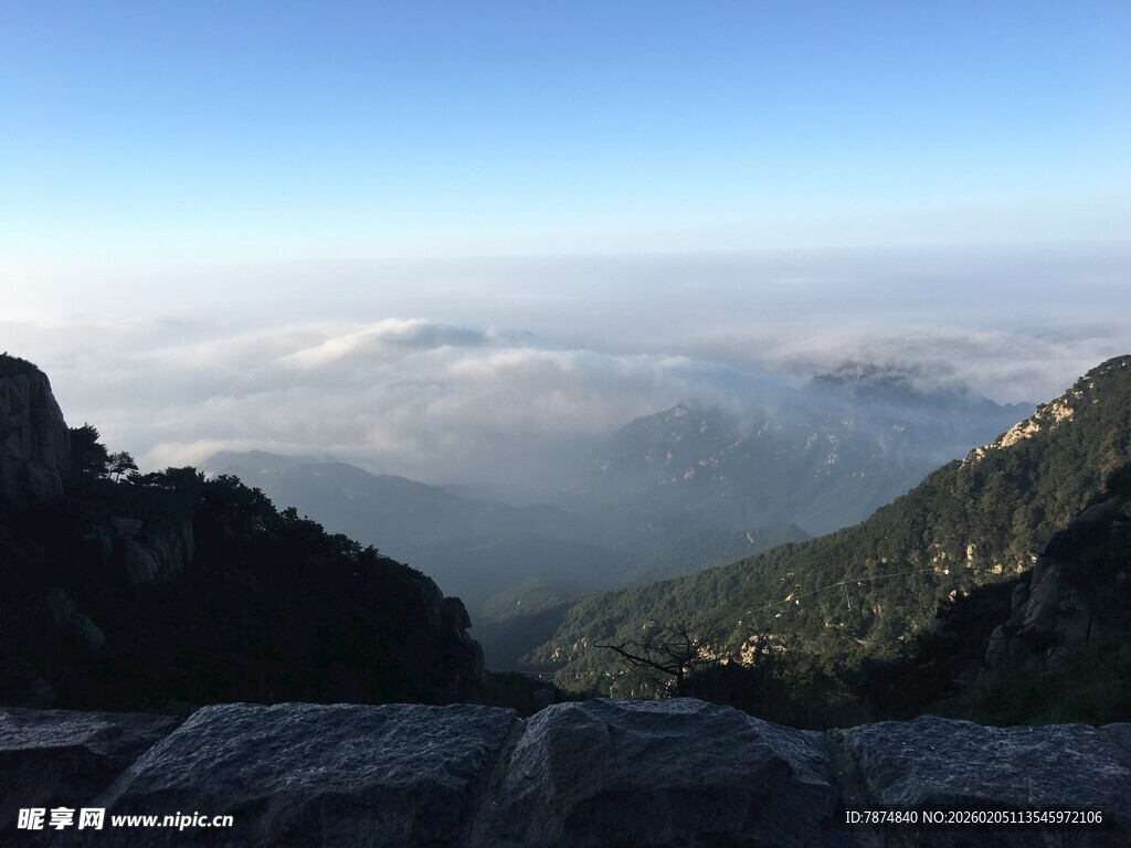 泰山高山云海壮丽景观