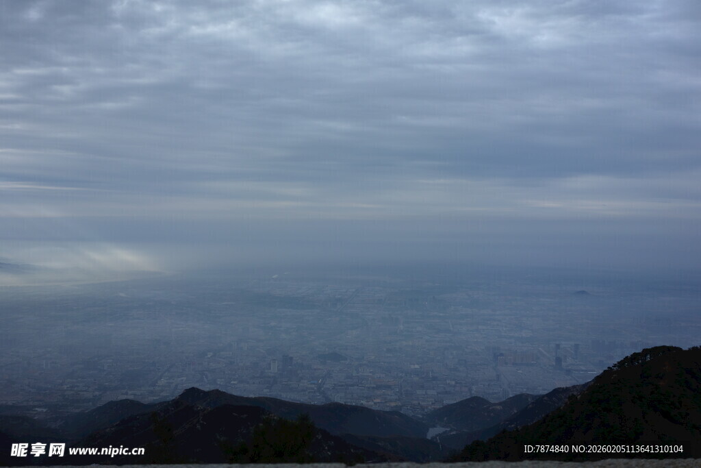 泰山山间云海景观
