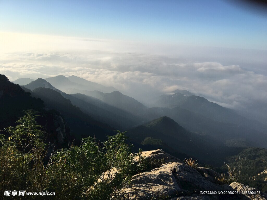 泰山山巅云海壮丽景观