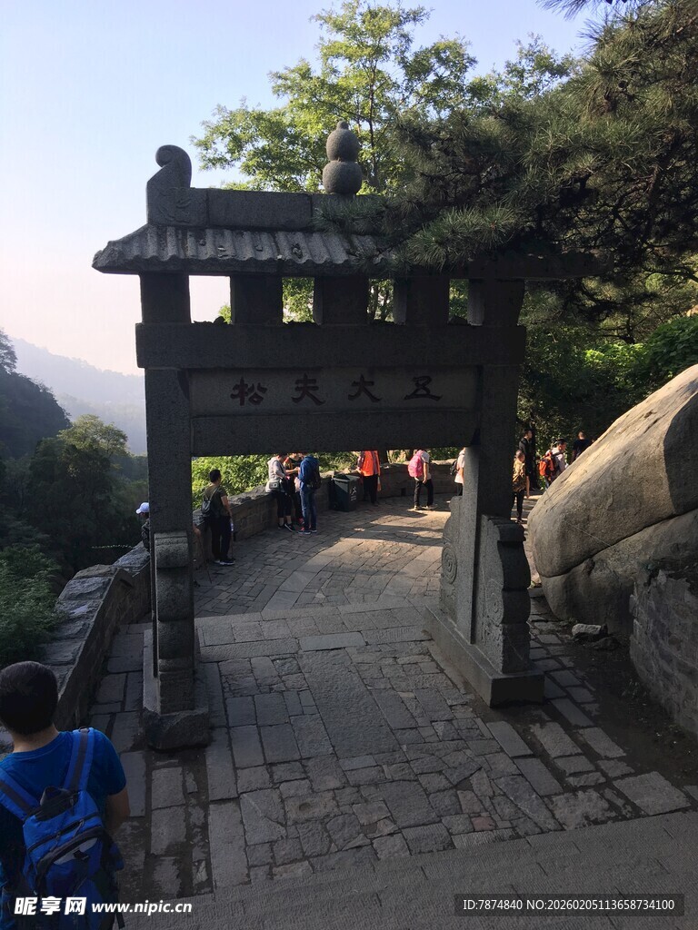 泰山山间古牌坊 游人穿行处