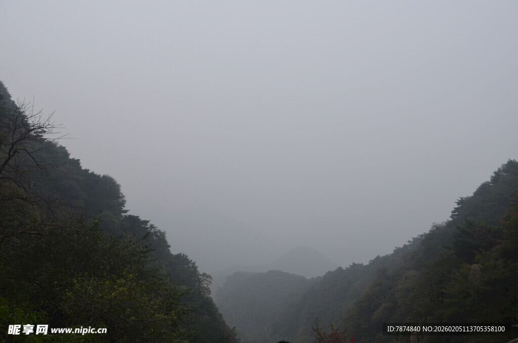 泰山山间云雾缭绕的朦胧景致