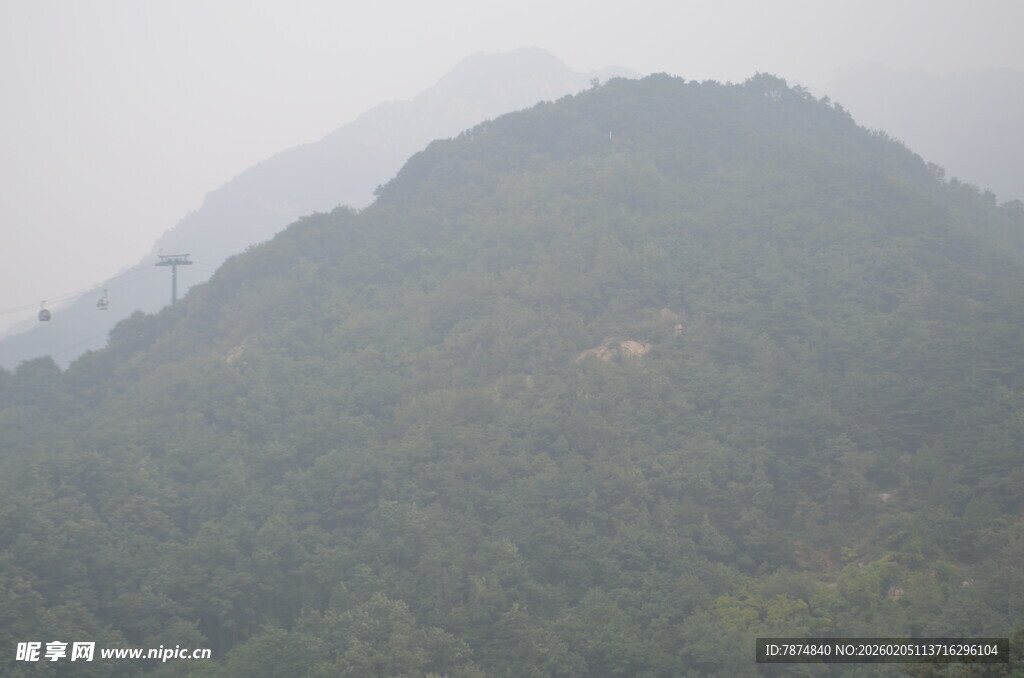泰山雾中葱郁山峰