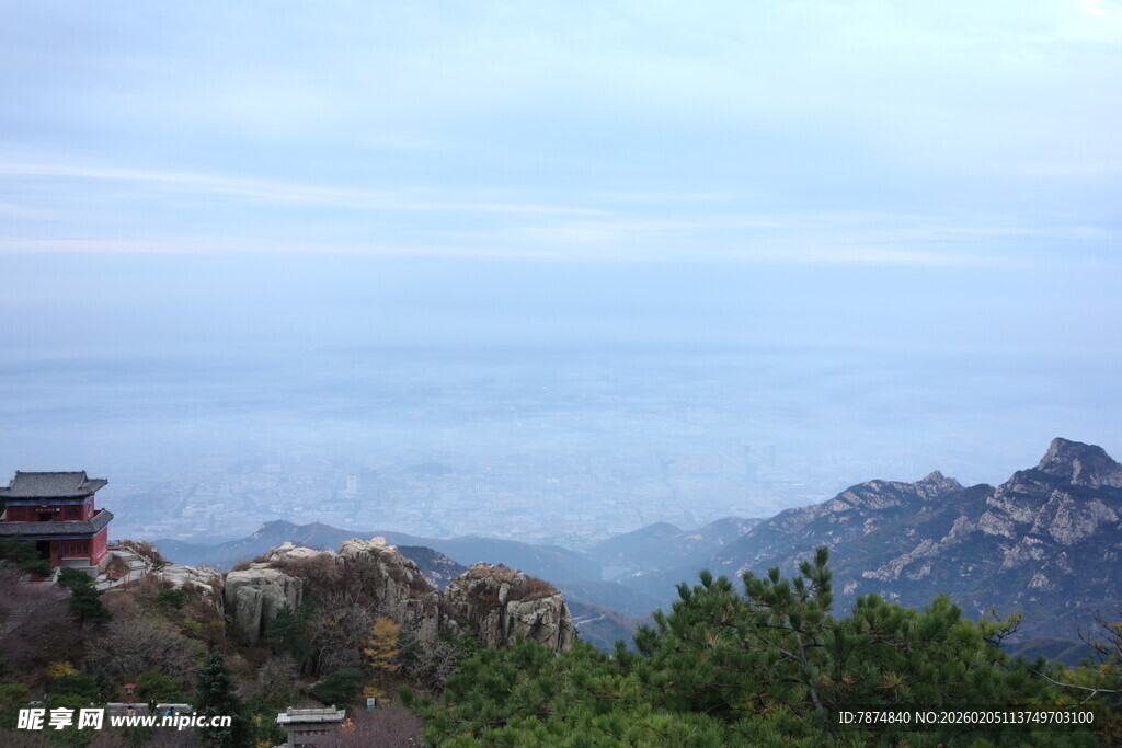 泰山山巅远眺壮阔云海景观